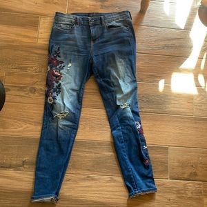 Aeropostale ankle leggings with floral embroidery